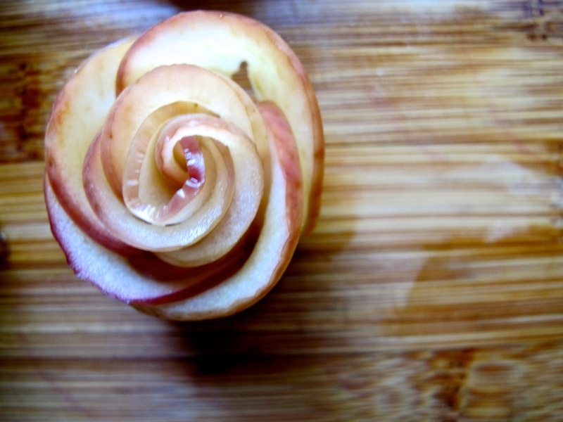 APPLE ROSE TARTS with cinnamon custard // via hourglassandbloom.com #appleroses #cinnamoncustard